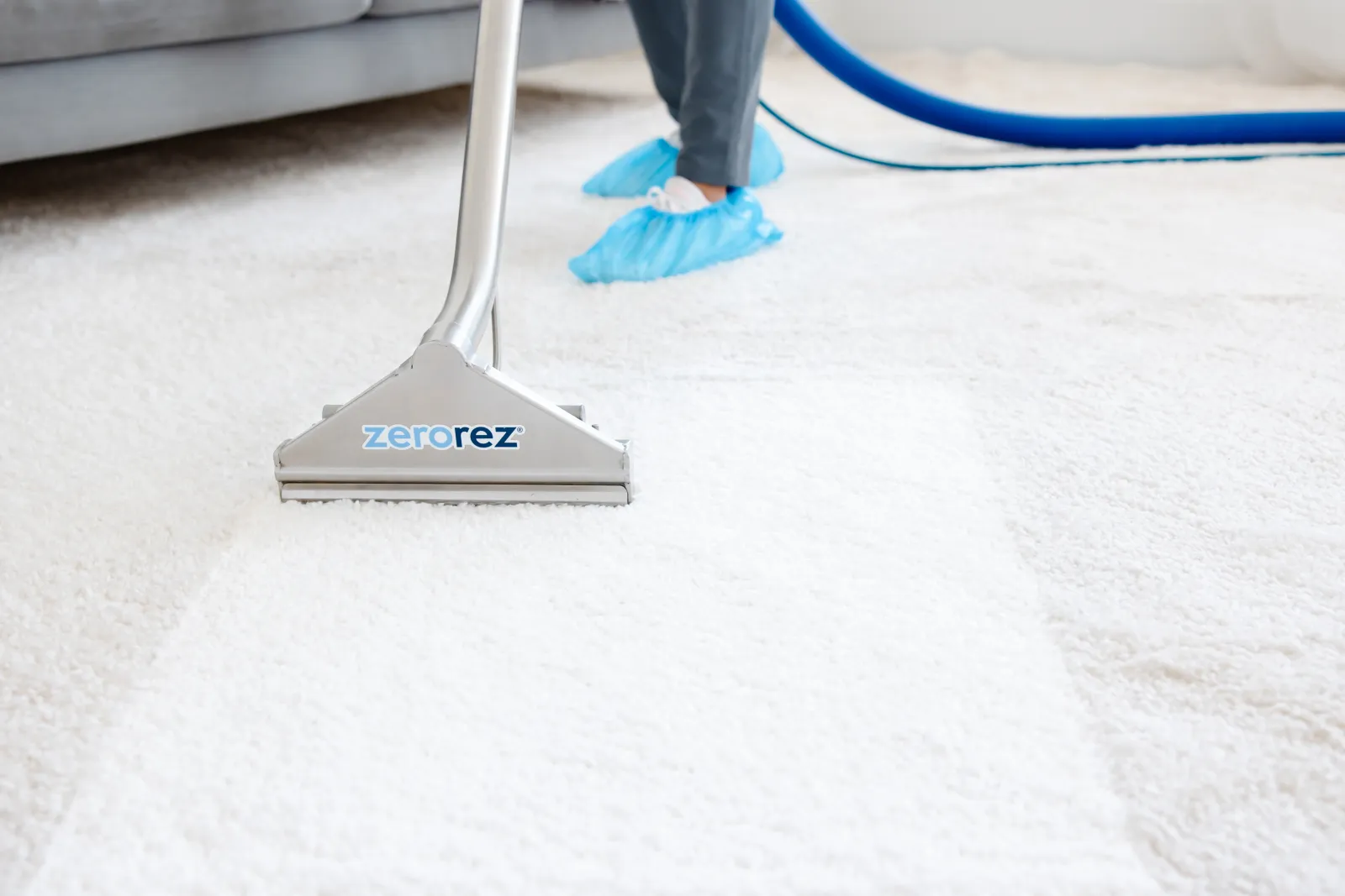 Zerorez<sup>&reg;</sup> Zr&trade; Wand extracting dirt from a white carpet